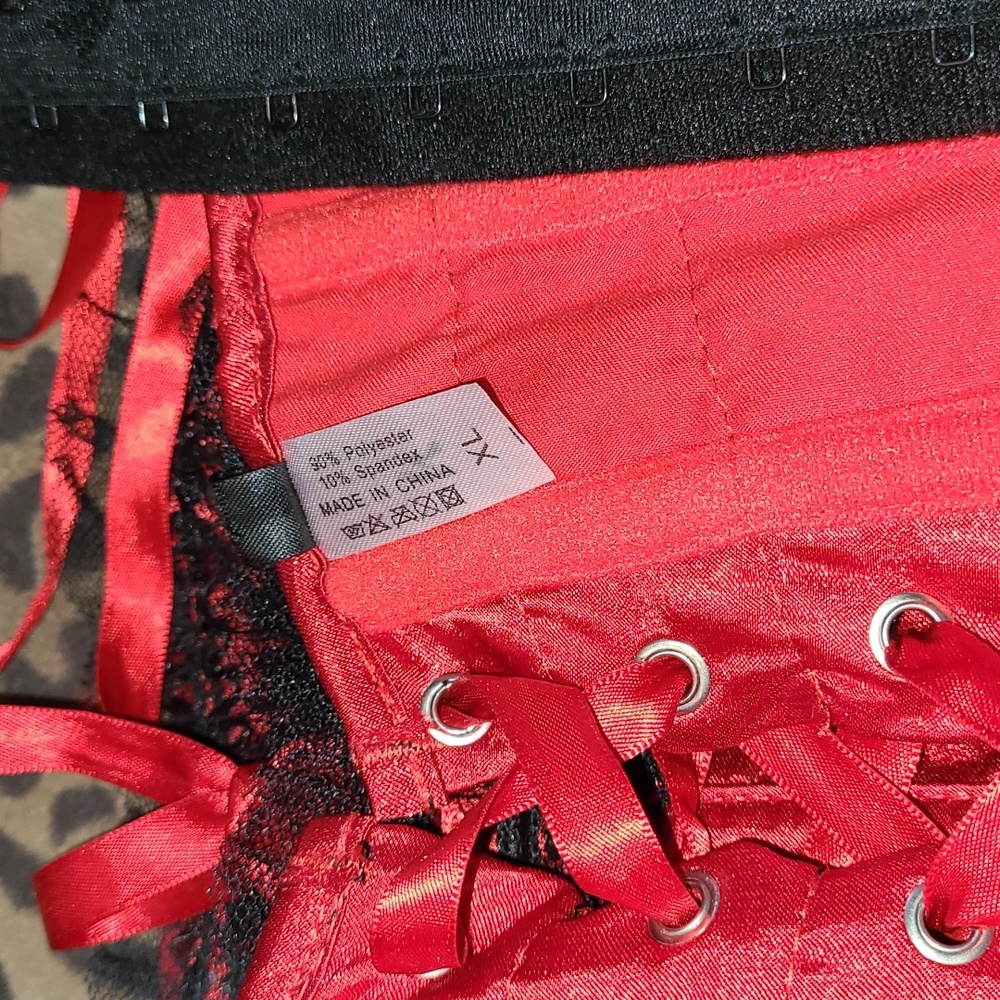 Red Sateen corset - Picture 8 of 8